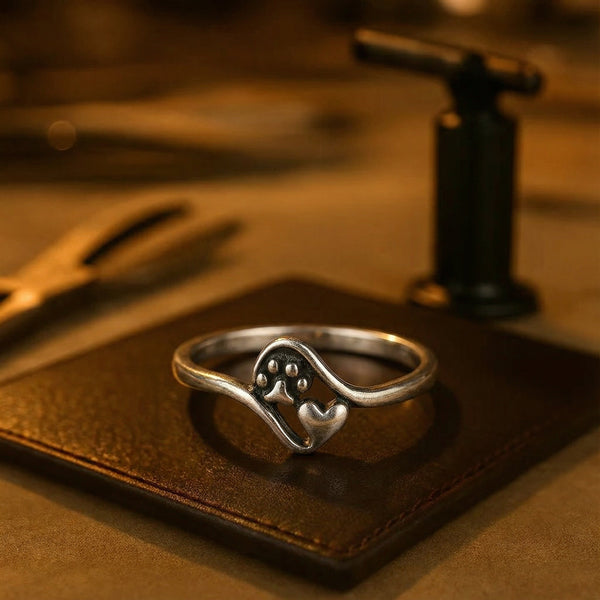 Ezüst gyűrű mancsával és szívvel